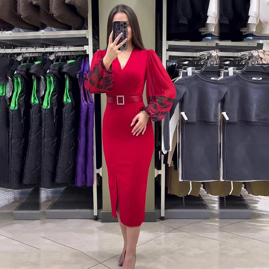 Elegancka czerwona sukienka damska z dekoltem w kształcie litery V