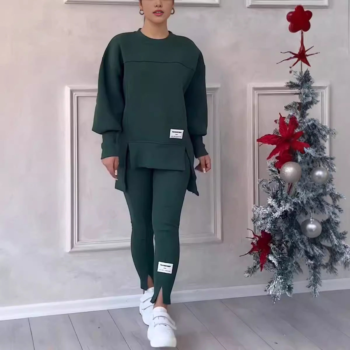 Nieregularny komplet składający się z bluzy z długim rękawem i nadrukiem oraz legginsów