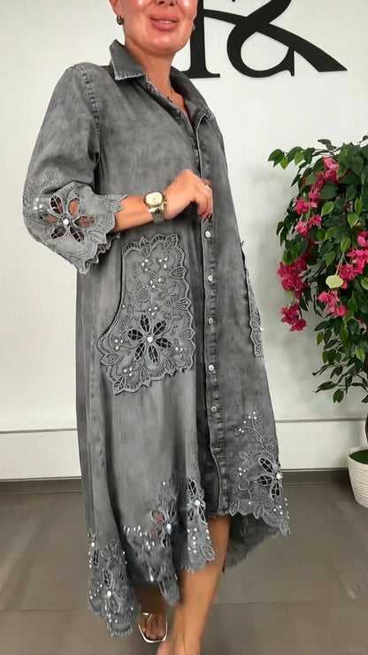 Elegancka sukienka damska z haftowanym kołnierzykiem i dżinsami