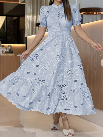 Elegancka sukienka z wydrążonym wzorem kwiatowym