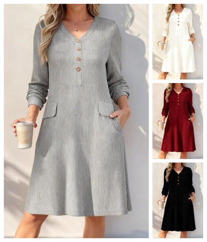 👗 Sukienka dzianinowa w pionowe paski i dekolt w serek dla kobiet