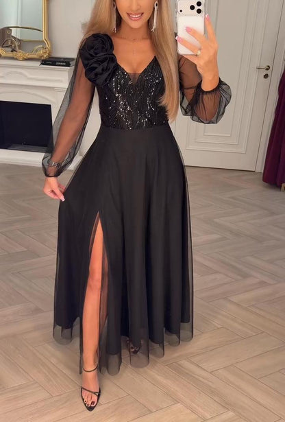 Sukienka z koronkowymi rękawami, cekinami i kwiatowymi zdobieniami.