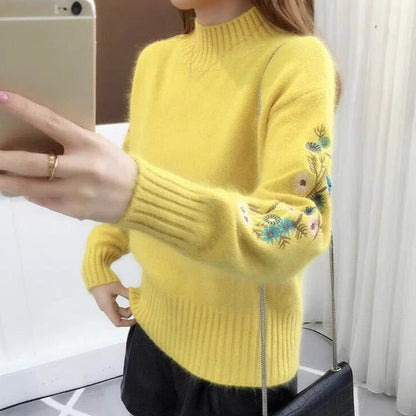 Gruby sweter z kaszmirowej dzianiny z kwiatowym haftem