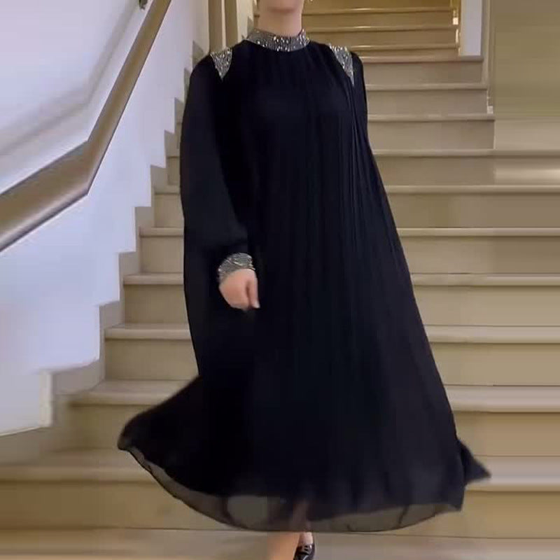 Plisowana sukienka maxi z błyszczącymi kryształkami