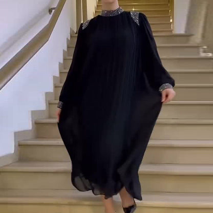 Plisowana sukienka maxi z błyszczącymi kryształkami