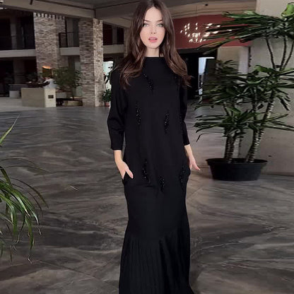 Elegancka sukienka z okrągłym dekoltem i cekinami