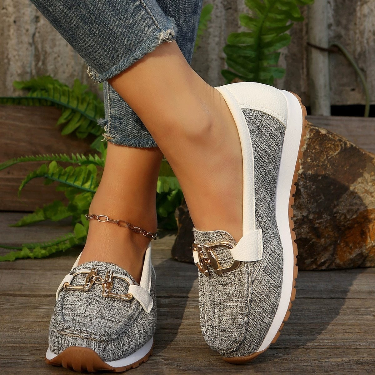 Damskie buty wsuwane Casual z metaliczną klamrą