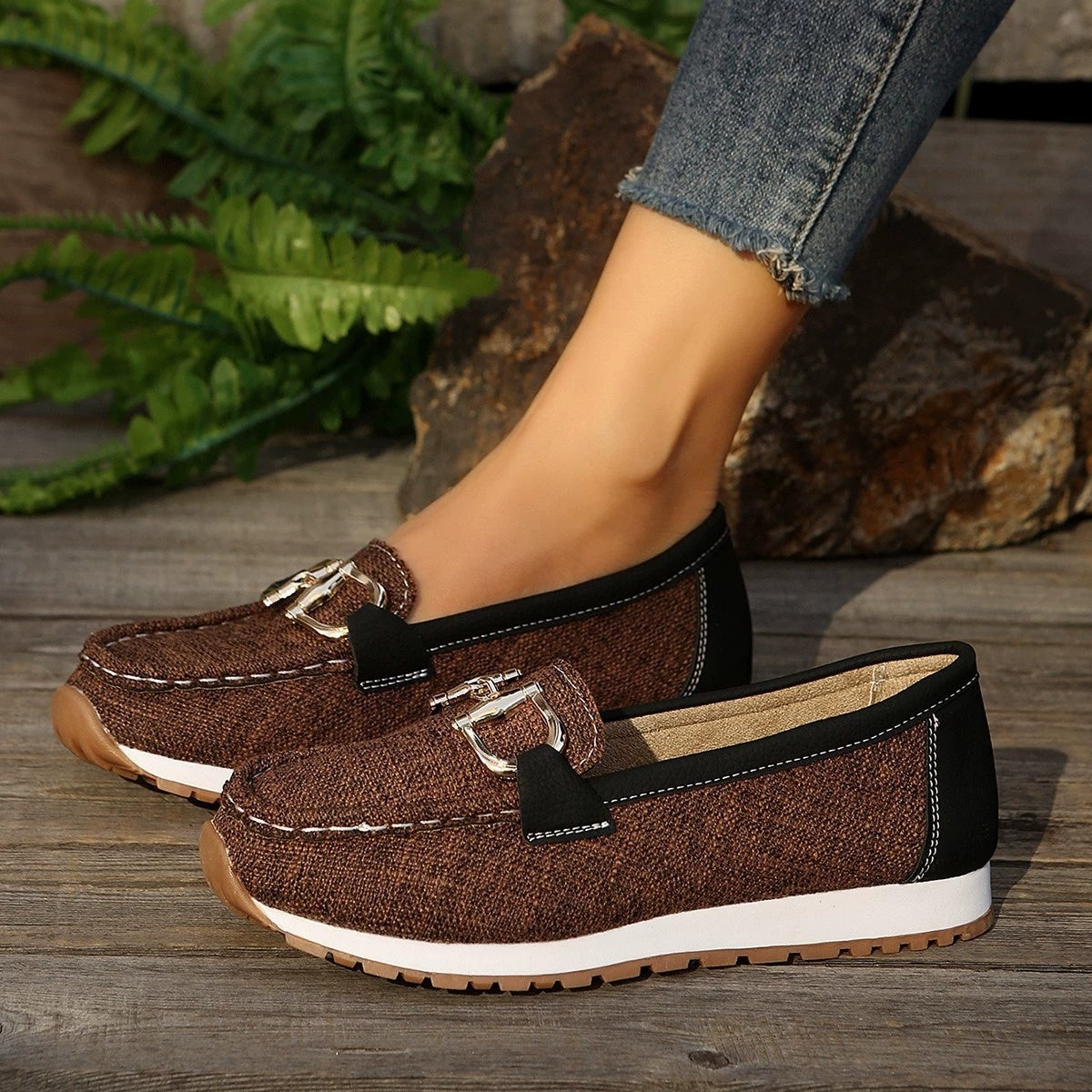 Damskie buty wsuwane Casual z metaliczną klamrą