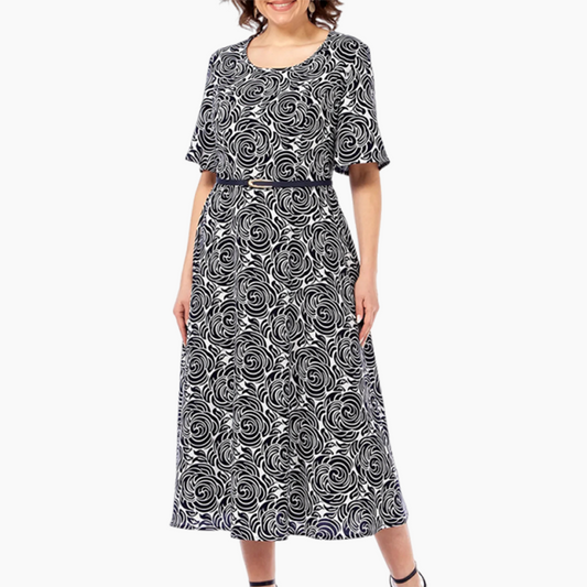 Elegancka sukienka maxi z nadrukiem i paskiem