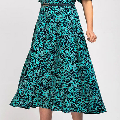 Elegancka sukienka maxi z nadrukiem i paskiem