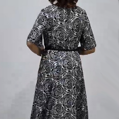 Elegancka sukienka maxi z nadrukiem i paskiem