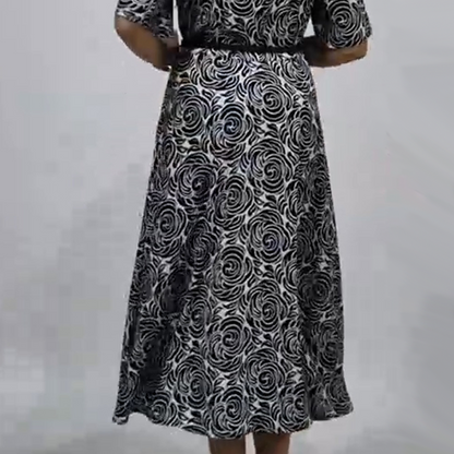Elegancka sukienka maxi z nadrukiem i paskiem
