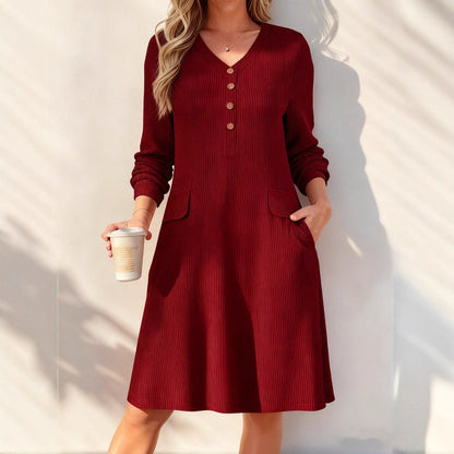 👗 Sukienka dzianinowa w pionowe paski i dekolt w serek dla kobiet