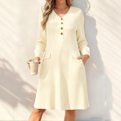 👗 Sukienka dzianinowa w pionowe paski i dekolt w serek dla kobiet